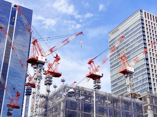 都市の建設現場のクレーン