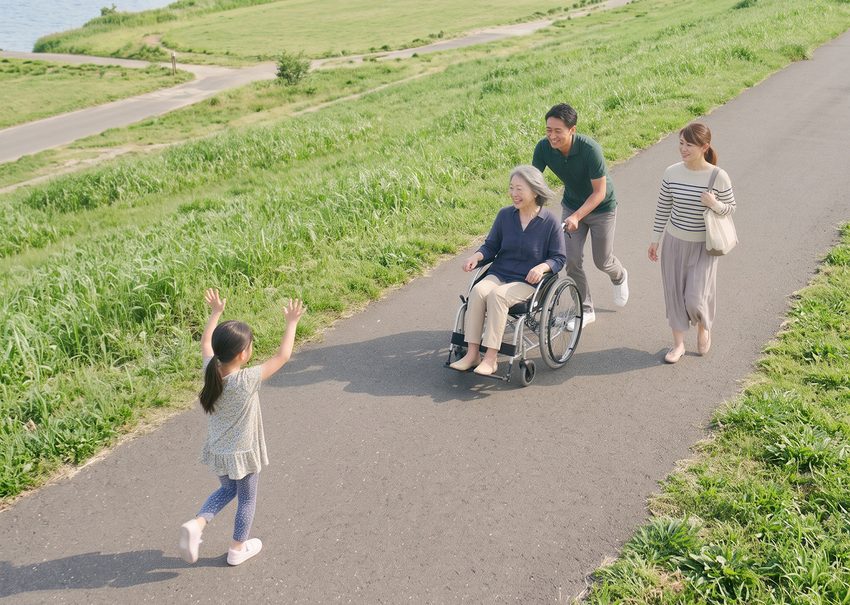 河川敷を歩く家族